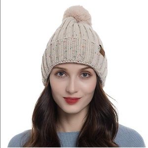 ✨Beanie with Pompom✨NWOT